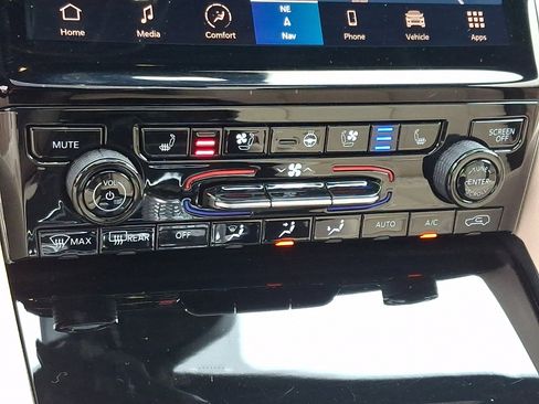 Used 2023 Jeep Grand Cherokee Limited w/ Luxury Tech Group II AWD/4WD image 17