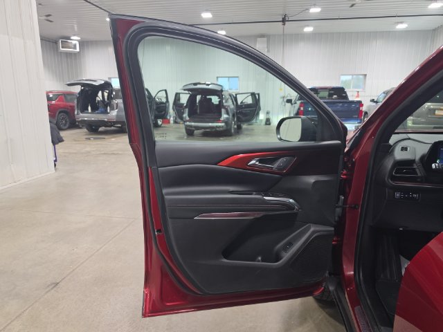 Used 2025 Chevrolet Traverse Z71 w/ Driver Confidence Package AWD/4WD image 23
