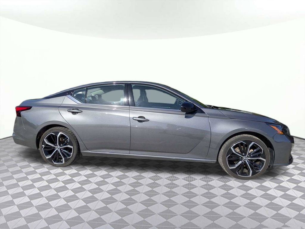 Used 2025 Nissan Altima 2.5 SR FWD image 2