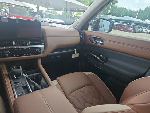 New 2026 Nissan Pathfinder Platinum FWD image 33