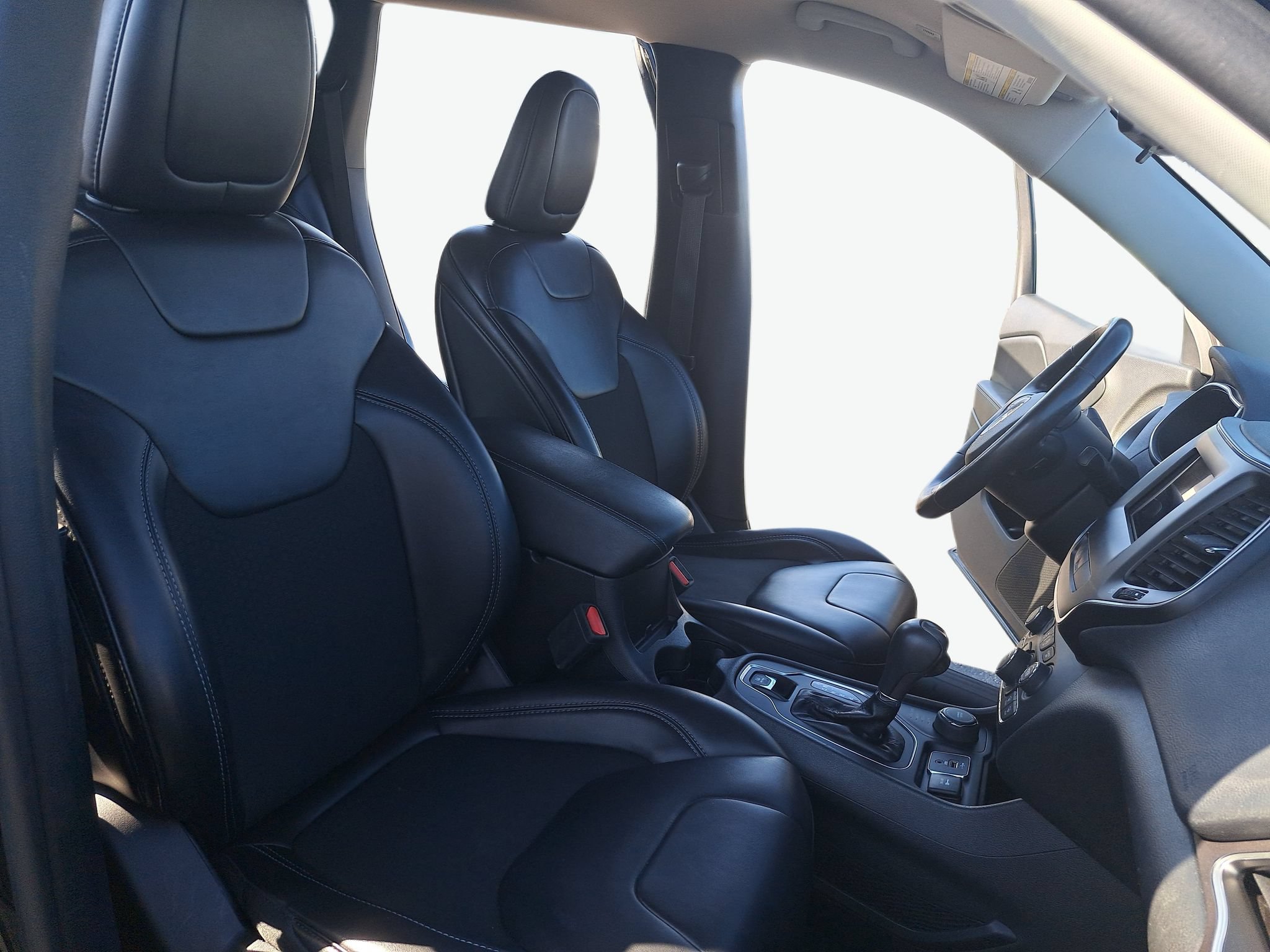 Used 2019 Jeep Cherokee Latitude Plus w/ Cold Weather Group AWD/4WD image 11