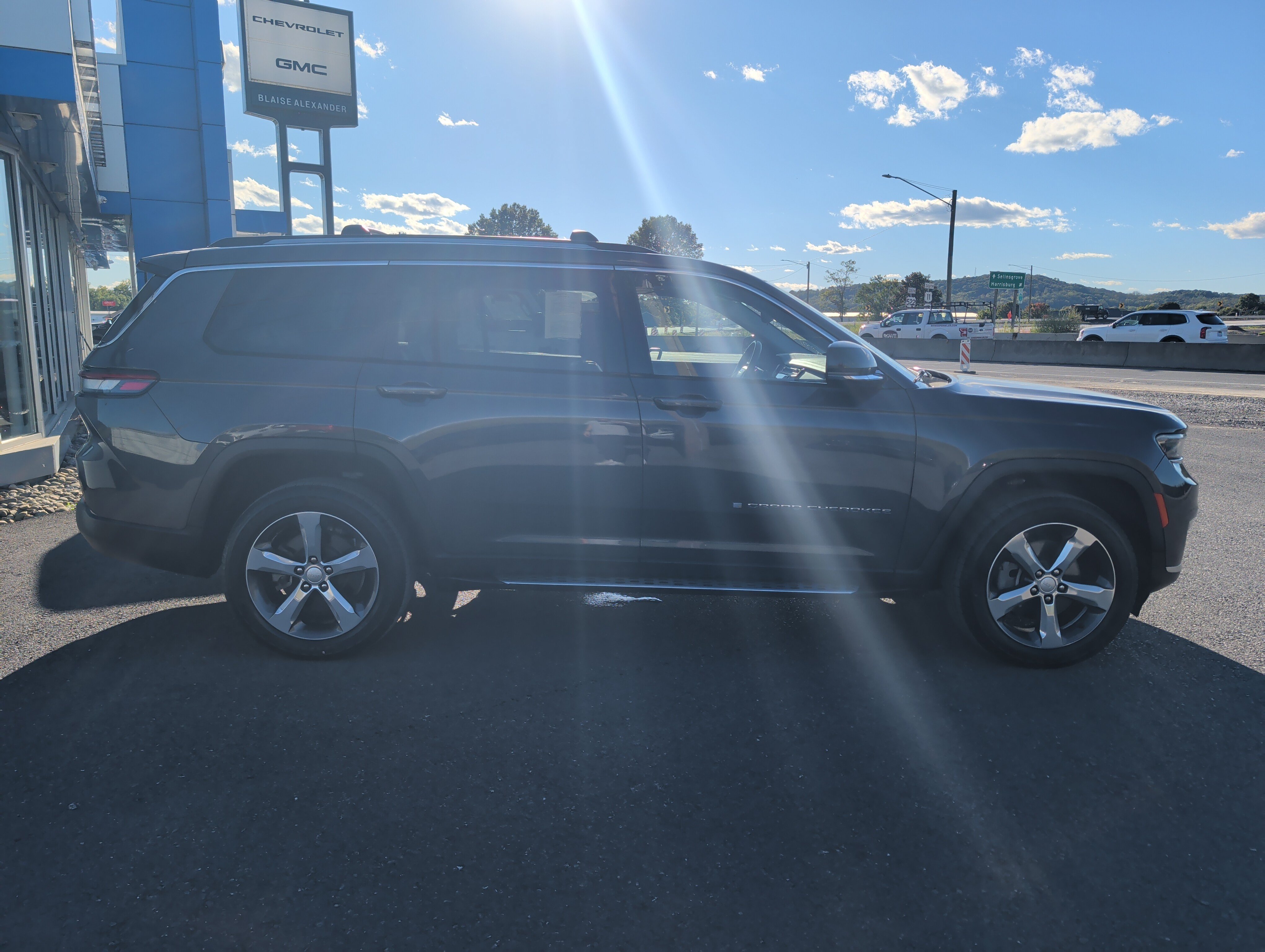 Used 2021 Jeep Grand Cherokee L Limited AWD/4WD image 2