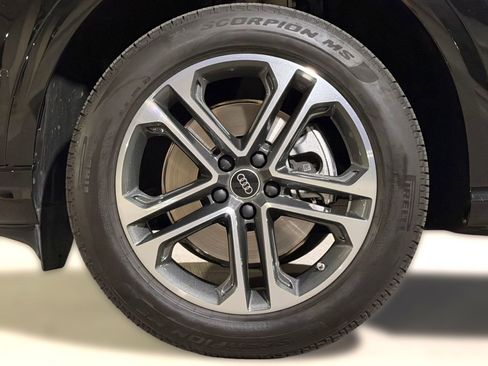 Certified 2025 Audi Q5 Premium w/ Convenience Package image 12