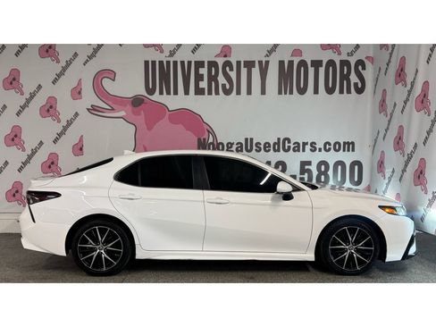 Used 2021 Toyota Camry SE image 9