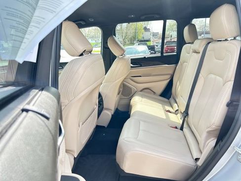 Used 2023 Jeep Grand Cherokee Limited w/ Luxury Tech Group II AWD/4WD image 17