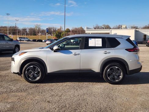 Used 2024 Nissan Rogue SV image 4