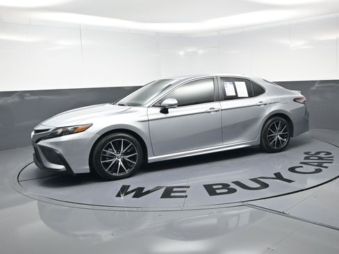 Used 2024 Toyota Camry SE image 6