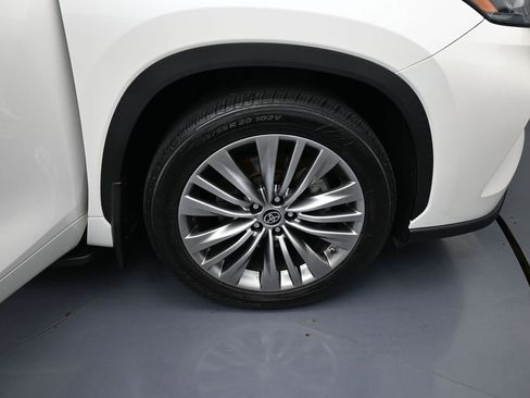 Certified 2021 Toyota Highlander Platinum image 25