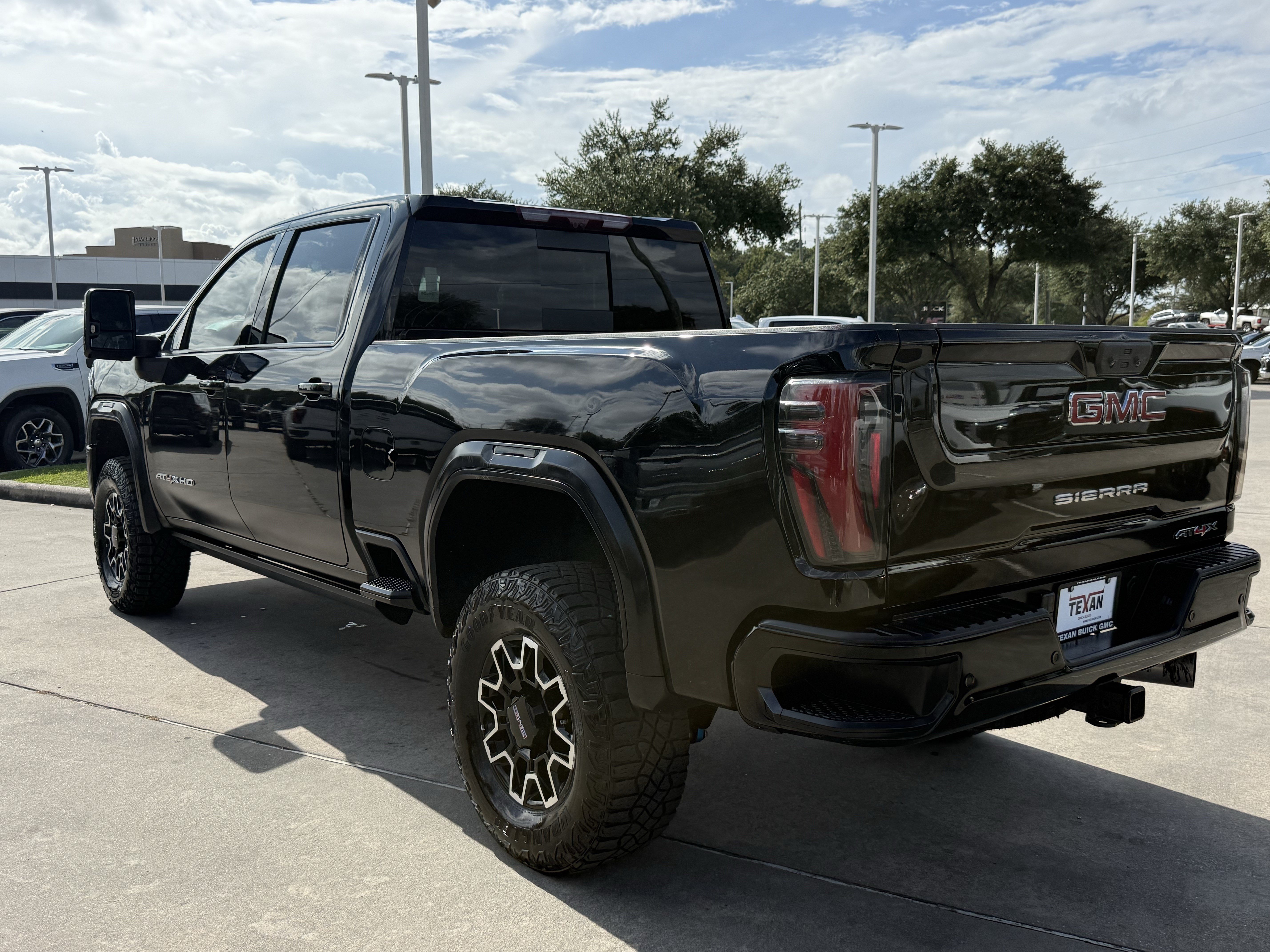Used 2025 GMC Sierra 2500 AT4X AWD/4WD image 7
