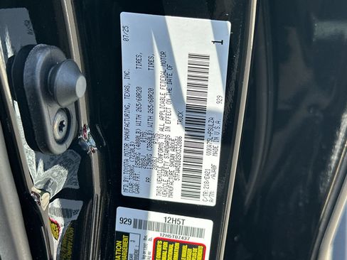 Used 2025 Toyota Tundra Limited AWD/4WD image 33