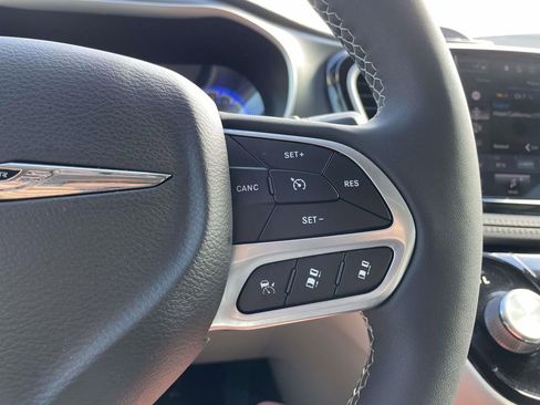 Used 2022 Chrysler Pacifica Touring-L image 12