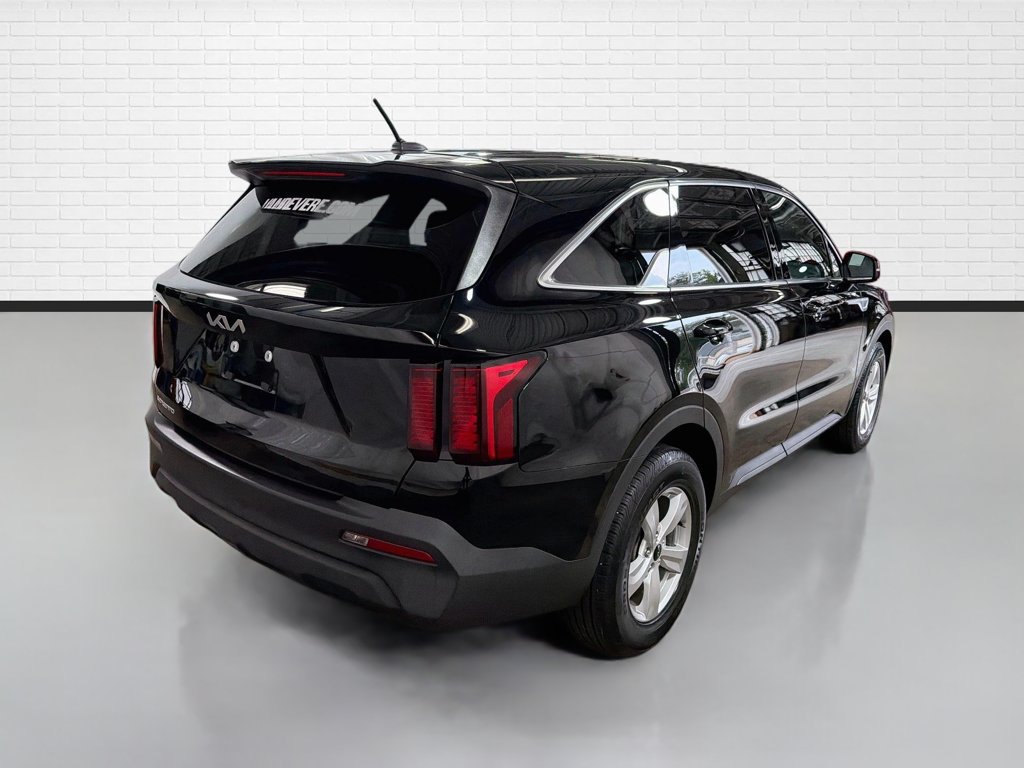 Used 2023 Kia Sorento LX FWD image 9