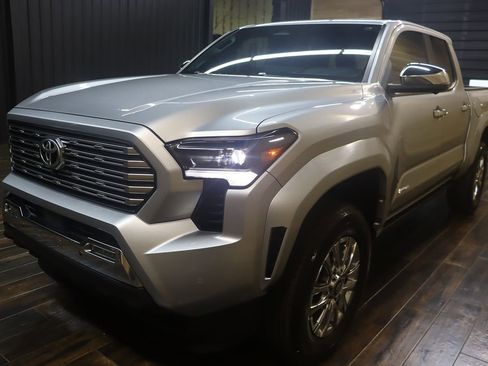 Used 2024 Toyota Tacoma Limited w/ Limited Package (LT) image 6