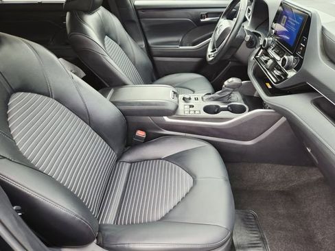 Certified 2025 Toyota Highlander XSE image 12