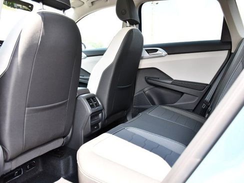 New 2025 Volkswagen Taos SE image 18