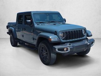 Used 2024 Jeep Gladiator Sport AWD/4WD video 3