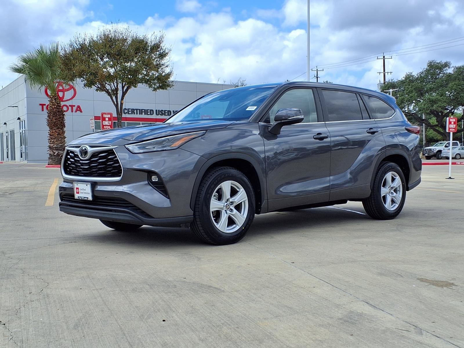 Used 2025 Toyota Highlander LE FWD image 1