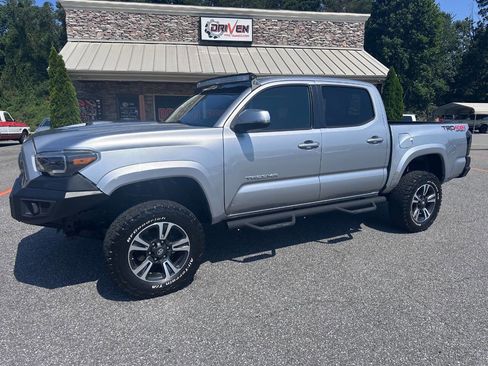 Used 2017 Toyota Tacoma TRD Sport image 1
