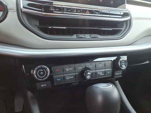 Used 2025 Jeep Compass Limited AWD/4WD image 17