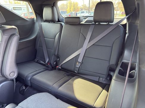 Used 2025 Chevrolet Traverse LT FWD image 35