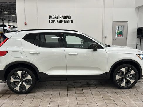 Used 2026 Volvo XC40 B4 Plus w/ Climate Package image 4