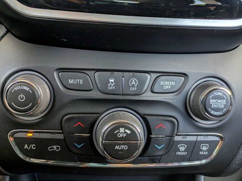 Used 2021 Jeep Cherokee Limited AWD/4WD image 13