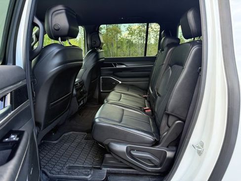 Used 2024 Jeep Wagoneer L Series II w/ Flexible Seating Group image 11