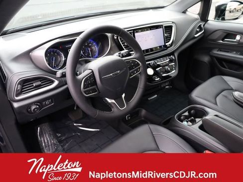 Used 2025 Chrysler Pacifica Select image 9