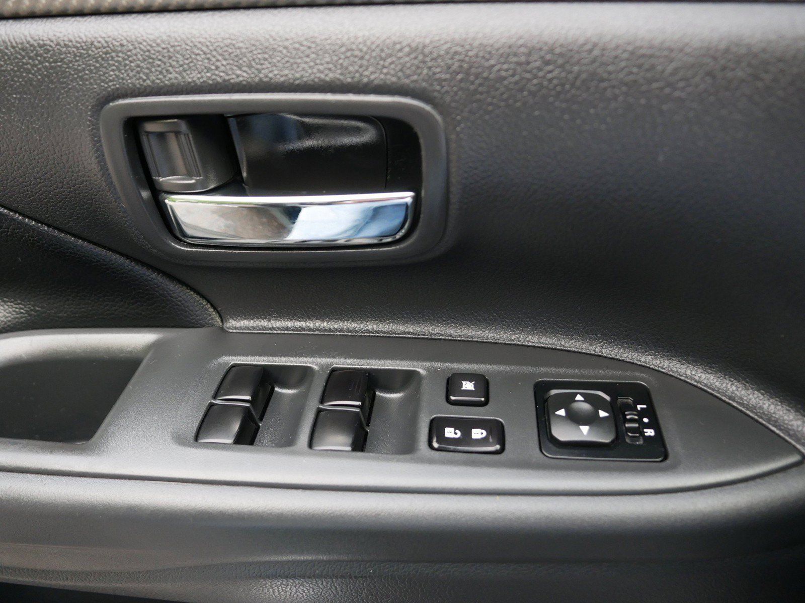 Used 2015 Mitsubishi Outlander SE AWD/4WD image 16