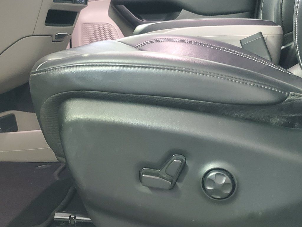 Used 2023 Chrysler Pacifica Touring-L FWD image 7