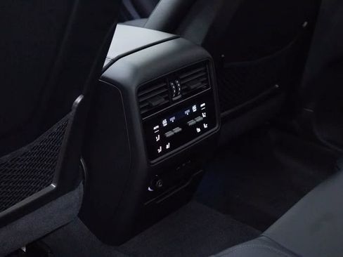 Certified 2025 Porsche Cayenne AWD/4WD image 36