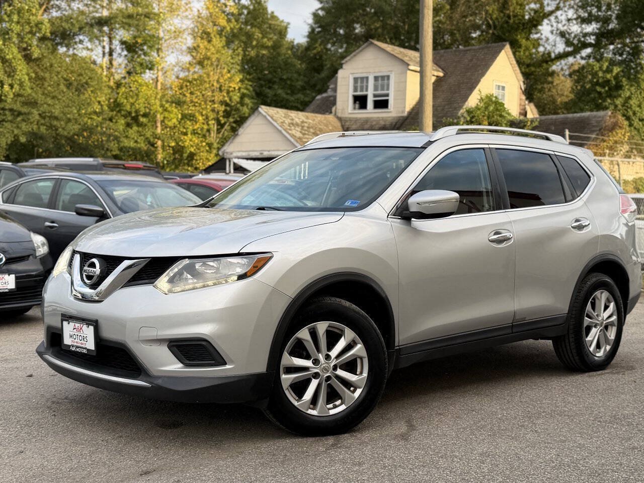 Used 2015 Nissan Rogue SV AWD/4WD image 2
