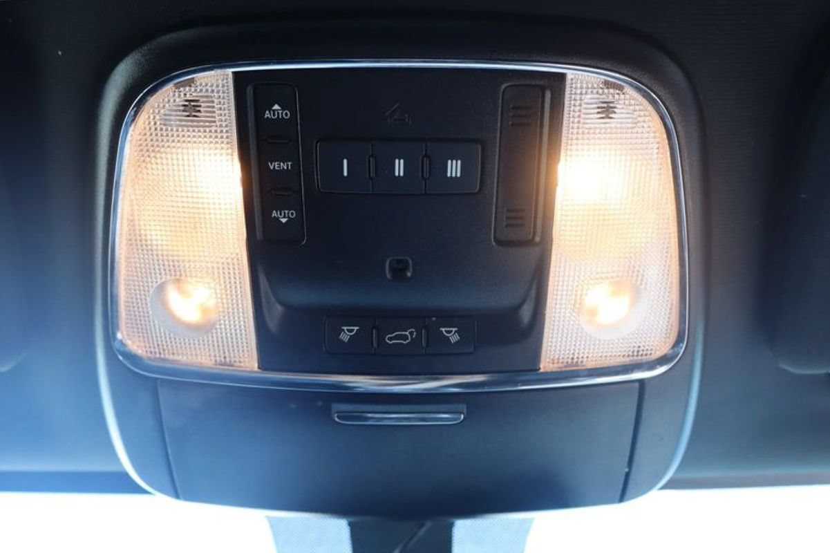 Used 2019 Jeep Grand Cherokee Limited AWD/4WD image 22