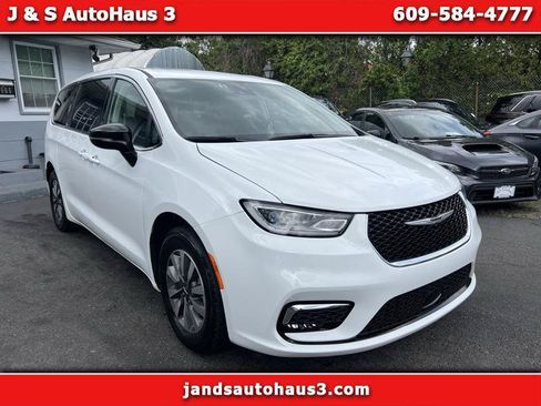 Used 2024 Chrysler Pacifica Limited FWD image 1