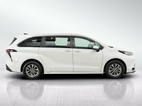 Used 2021 Toyota Sienna LE AWD/4WD image 6