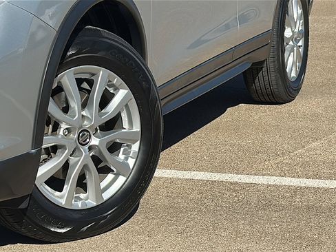 Used 2020 Nissan Rogue SV image 3