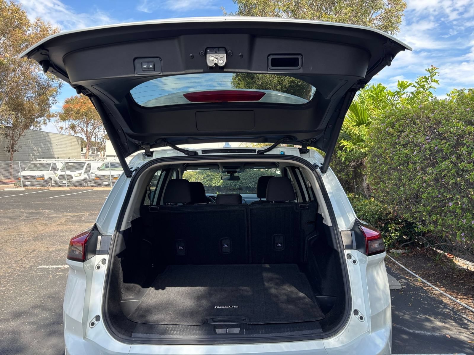 Used 2025 Nissan Rogue SV AWD/4WD image 32