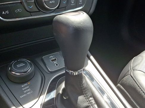 Used 2019 Jeep Cherokee Limited AWD/4WD image 15