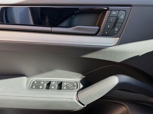 Used 2025 Porsche Cayenne image 16