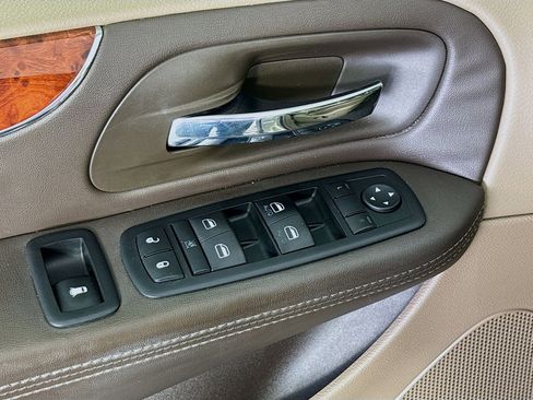 Used 2012 Chrysler Town & Country Touring w/ Entertainment Group #1 FWD image 17