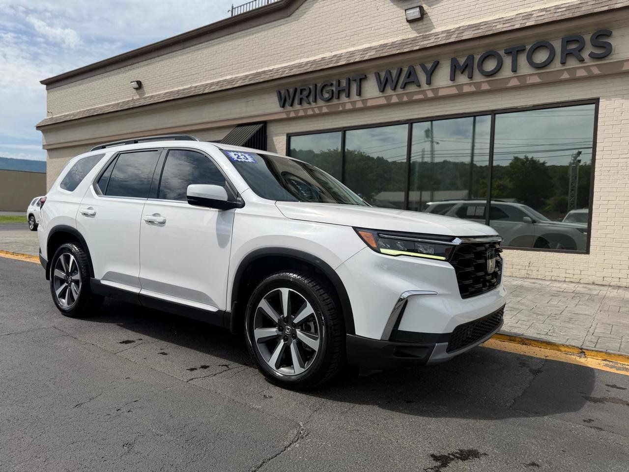 Used 2023 Honda Pilot Touring image 1