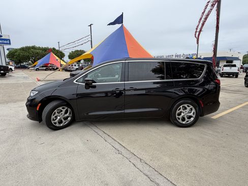 Used 2024 Chrysler Pacifica Limited image 12