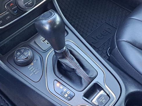 Used 2022 Jeep Cherokee Trailhawk image 15