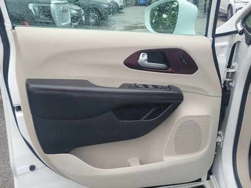 Used 2017 Chrysler Pacifica Limited w/ UConnect Theater Package FWD image 24