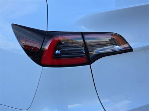 Used 2021 Tesla Model Y Long Range image 36