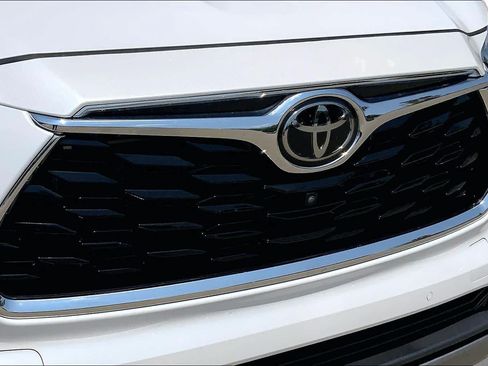 Used 2023 Toyota Highlander Platinum FWD image 32