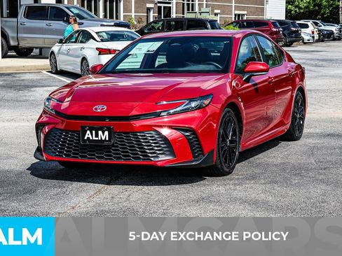 Used 2025 Toyota Camry SE image 4