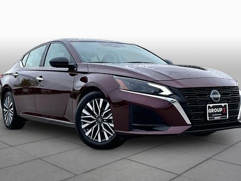 Used 2025 Nissan Altima 2.5 SV FWD image 3