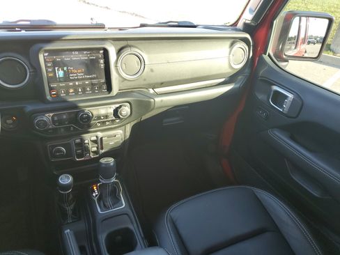 Used 2019 Jeep Wrangler Unlimited Sahara image 14