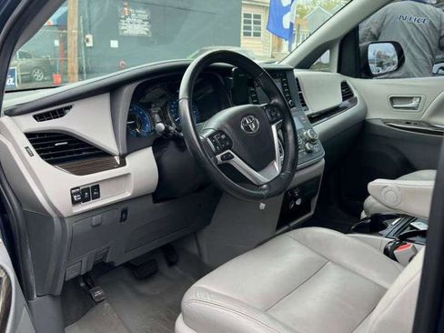 Used 2020 Toyota Sienna XLE w/ XLE Navigation Package image 21
